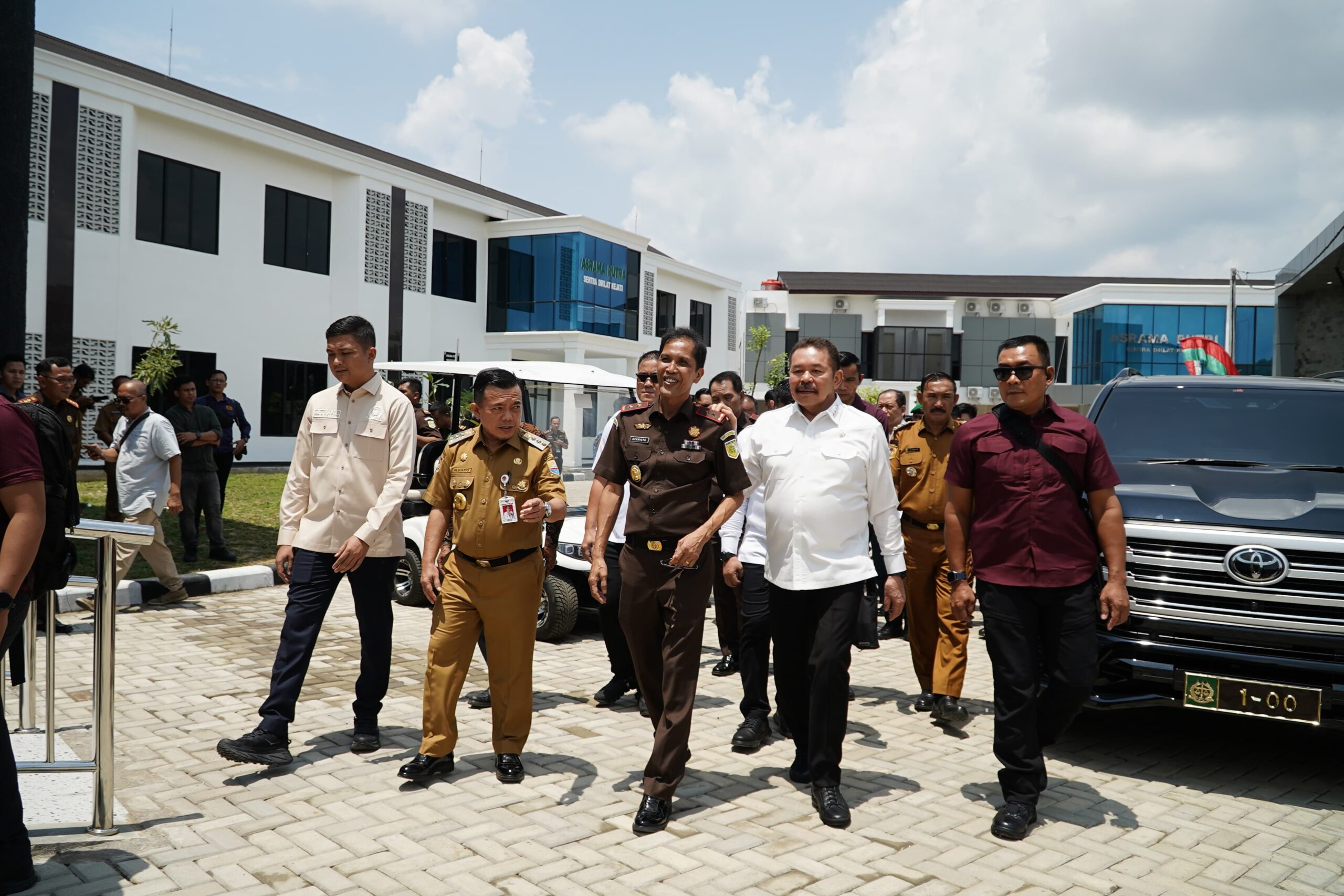 Hadiri Persemian Gedung dan Masjid Oleh Jaksa Agung RI, Gubernur Al Haris: Jaga dan Rawat Gedung Yang Sudah Dibangun