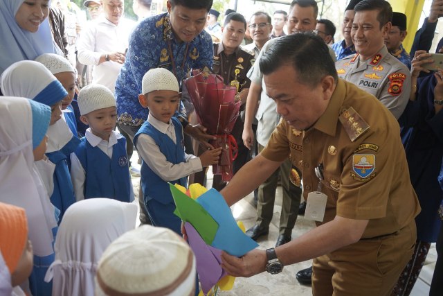 Launching Makan Bergizi Gratis, Gubernur Al Haris Pastikan Proses Lancar dan Menu Sehat untuk Anak