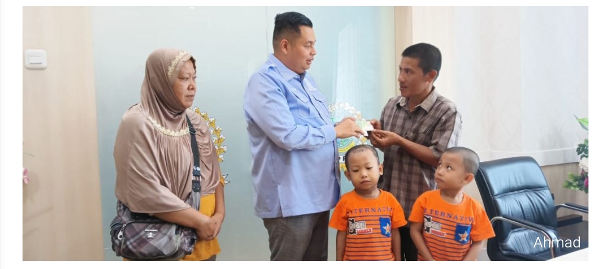 Ketua DPRD Kota Jambi KFA Serahkan BPJS Ketenagakerjaan untuk Keluarga Pasien Steven Johnson Syndrom