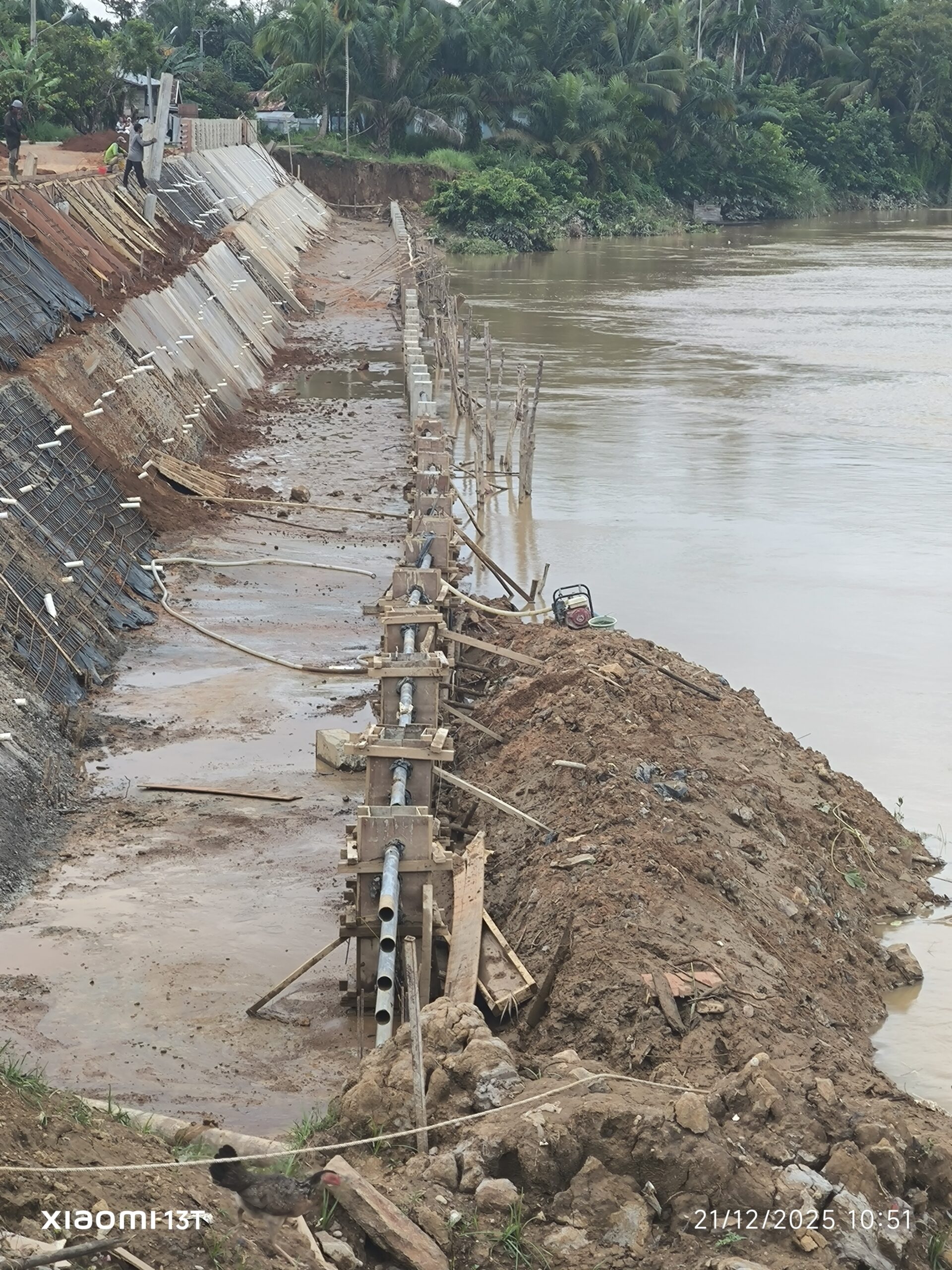 Pagar Turap Senilai 20.4 Milyar di Kab Tebo, meliuk liuk bagaikan keris Empu Gandring